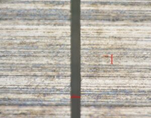 底面Rを制御した幅・深さ10μm溝加工（顕微鏡平面画像）